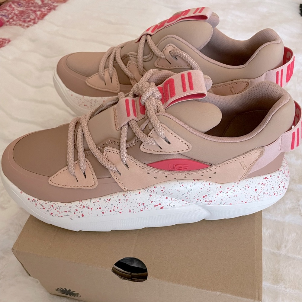 New UGG sneakers La Cloud Lace trendy rose with cream color. Fashion platform .